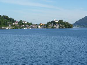 Der Ort und Johannesberg vom See aus