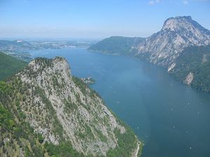 Der See von oben, mit Sonnstein und Traunstein